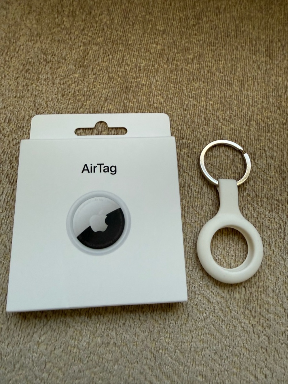 New in box Apple AirTag 1 pack A2187 (1st Gen) with White Silicone Key Ring